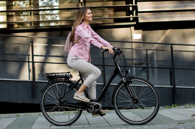 mujer montando en bicicleta